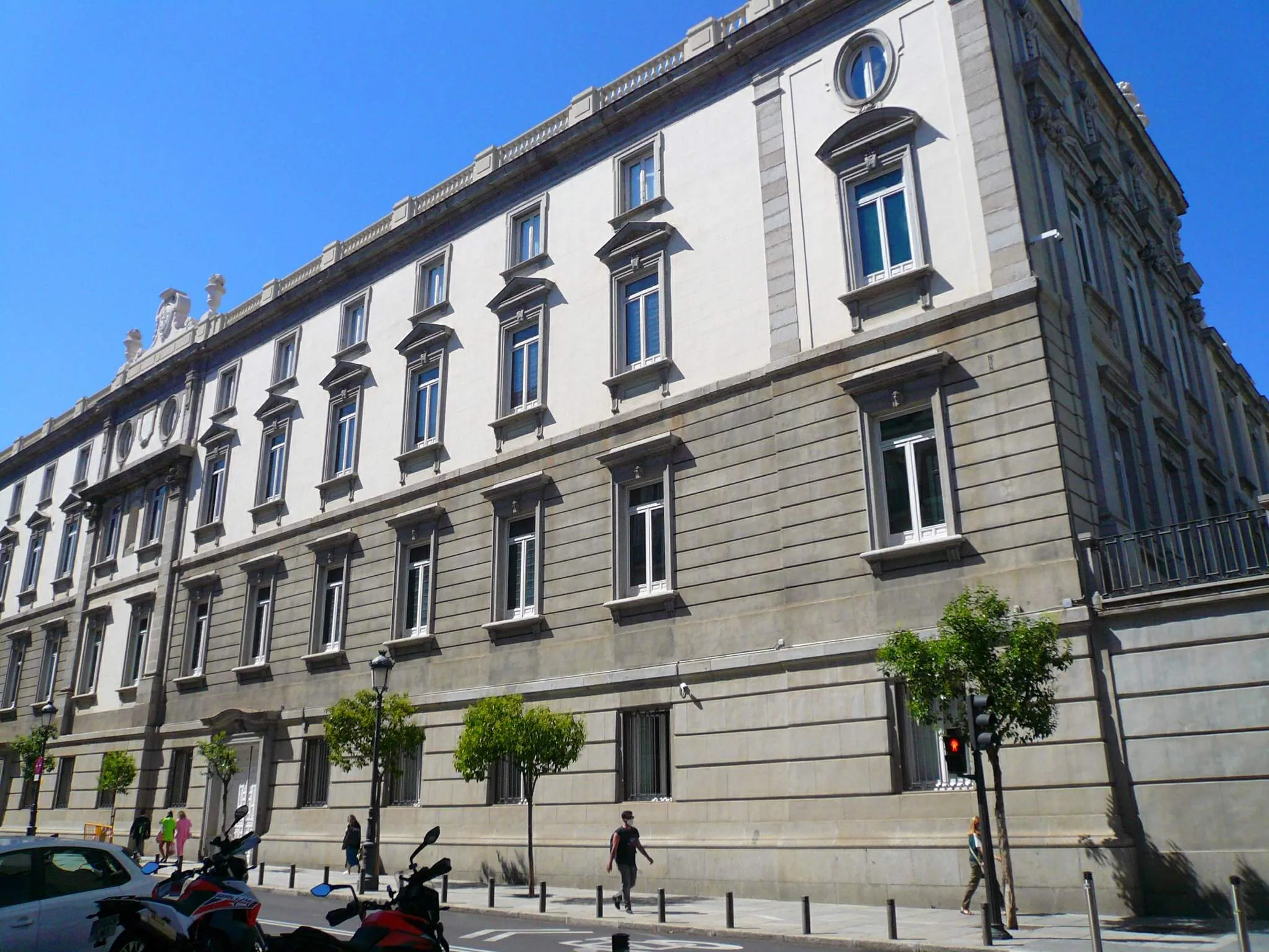 Fachada principal del Tribunal Supremo de España en la Plaza de la Villa de París, Madrid: arquitectura neoclásica con escalinata y columnas