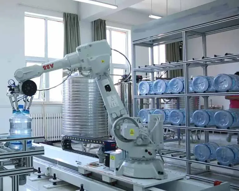 Línea de brazos robóticos industriales automatizados ejecutando tareas en serie sobre una mesa de trabajo