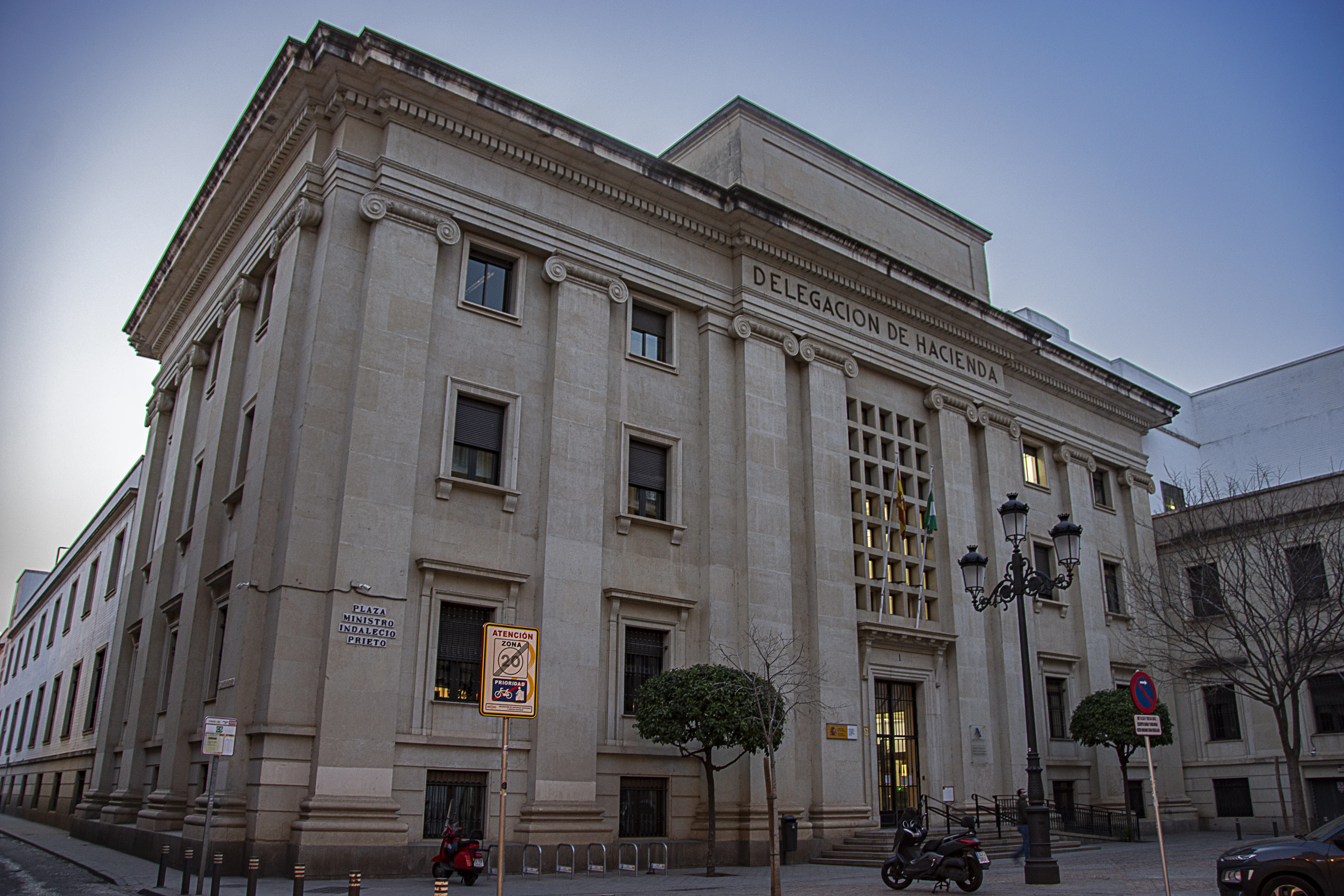 Delegación de Hacienda en Sevilla, edificio neoclásico con la inscripción 'Delegación de Hacienda' en el frontón