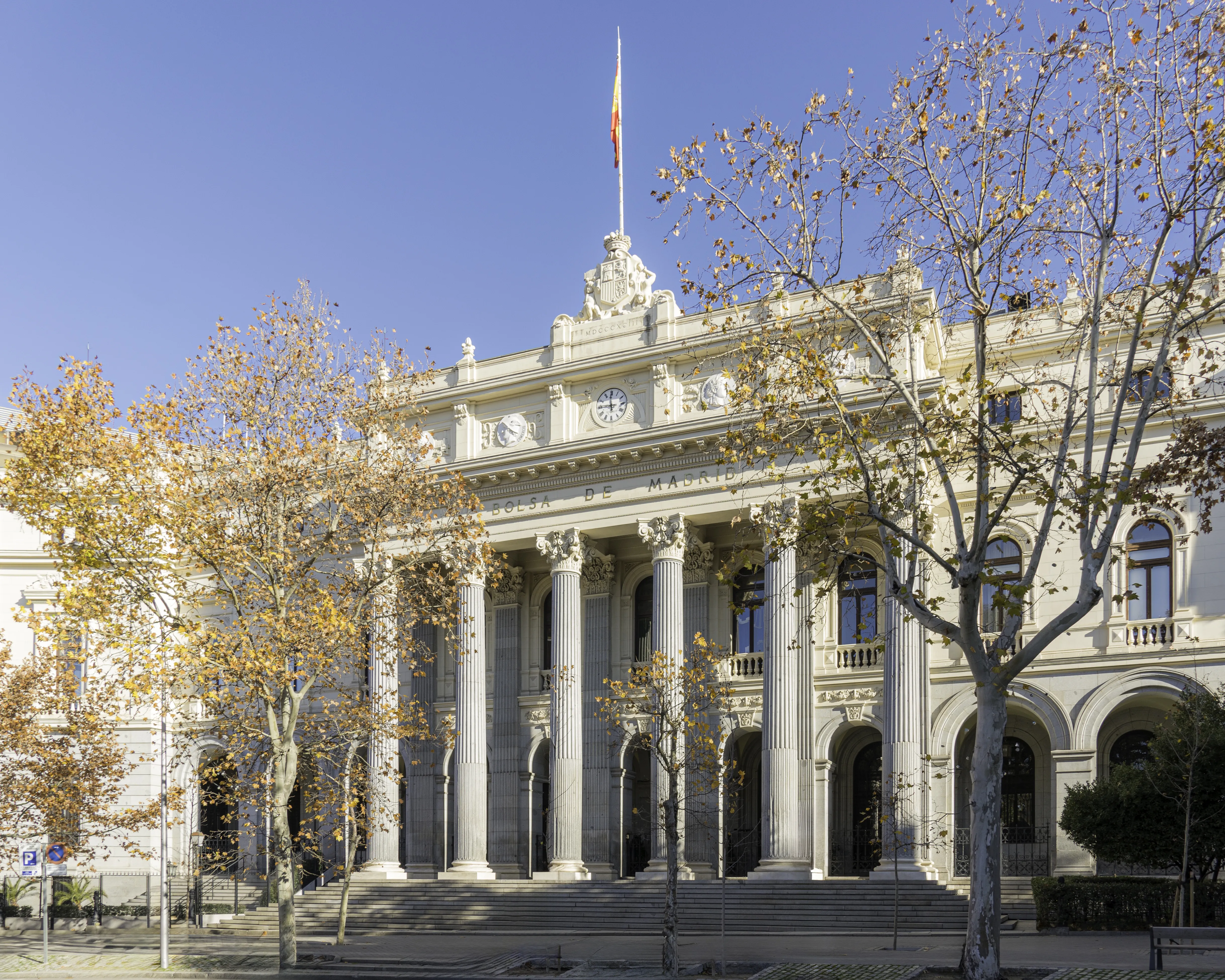 Palacio de la Bolsa de Madrid en la Plaza de la Lealtad, fachada neoclásica con columnata corintia