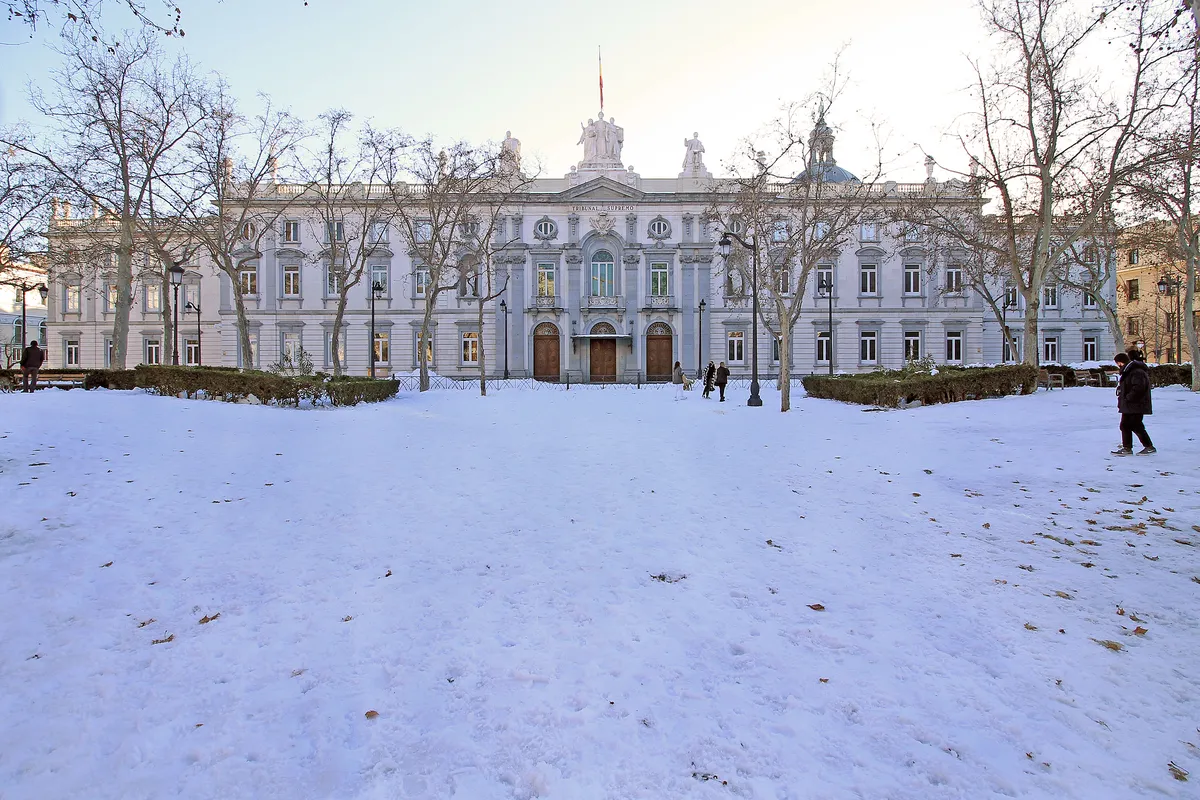 Sede del Tribunal Supremo de España en la Plaza de la Villa de París, Madrid, fachada nevada en invierno