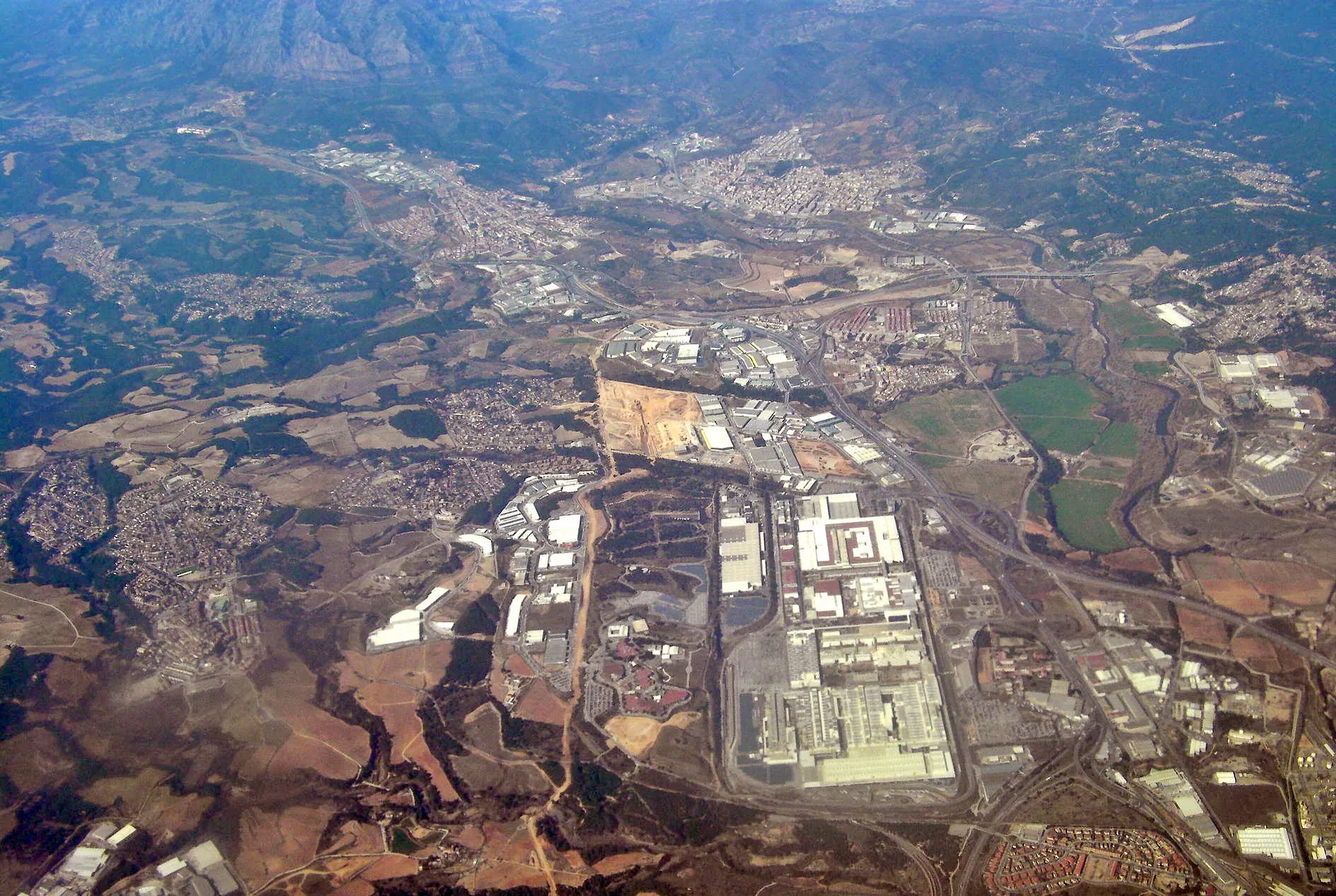 Vista aérea de la fábrica SEAT Martorell, complejo industrial extenso entre colinas del Vallès
