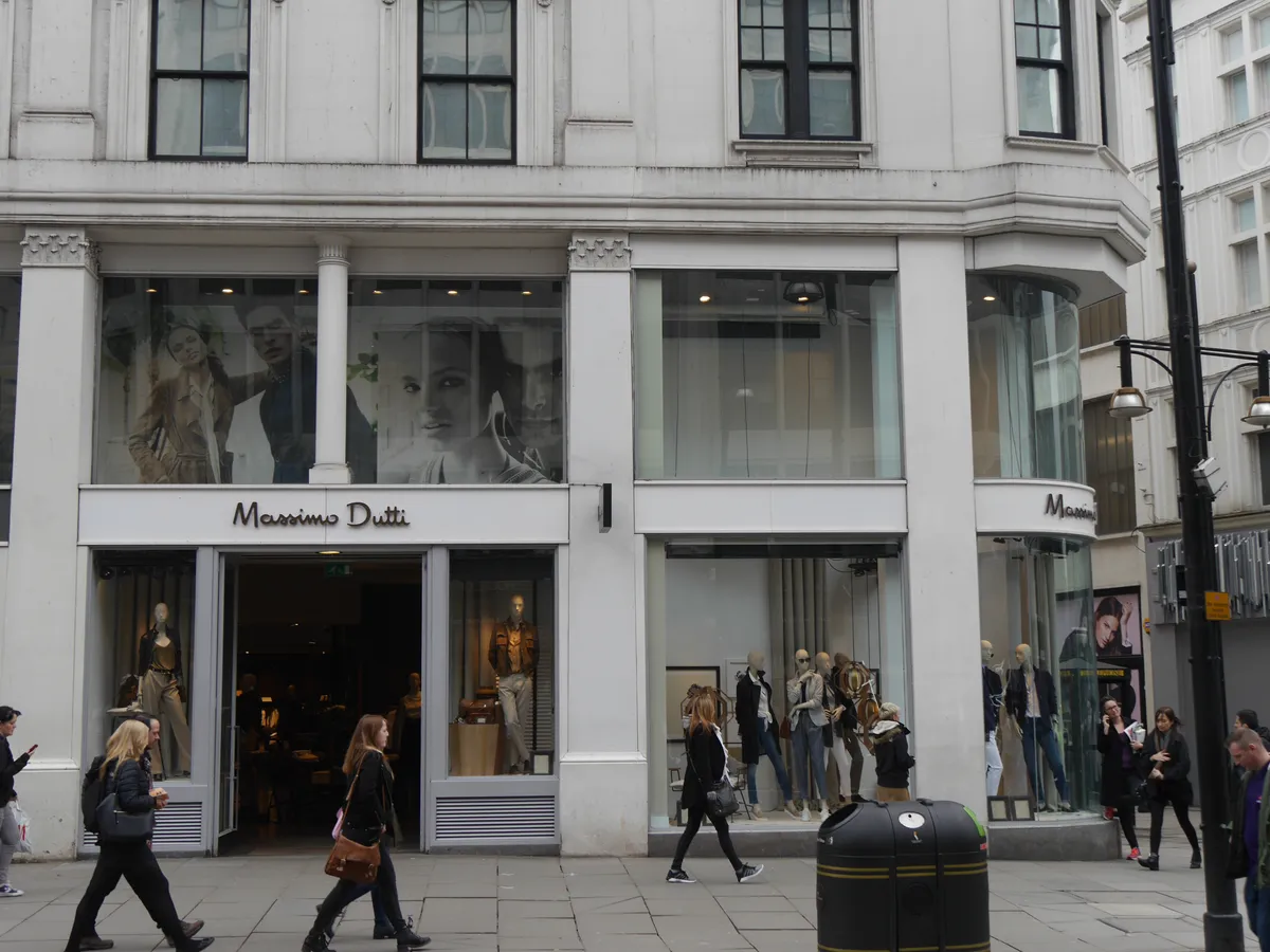 Fachada de tienda Massimo Dutti en Oxford Street (Londres), con grandes escaparates de moda y rótulo discreto sobre la entrada