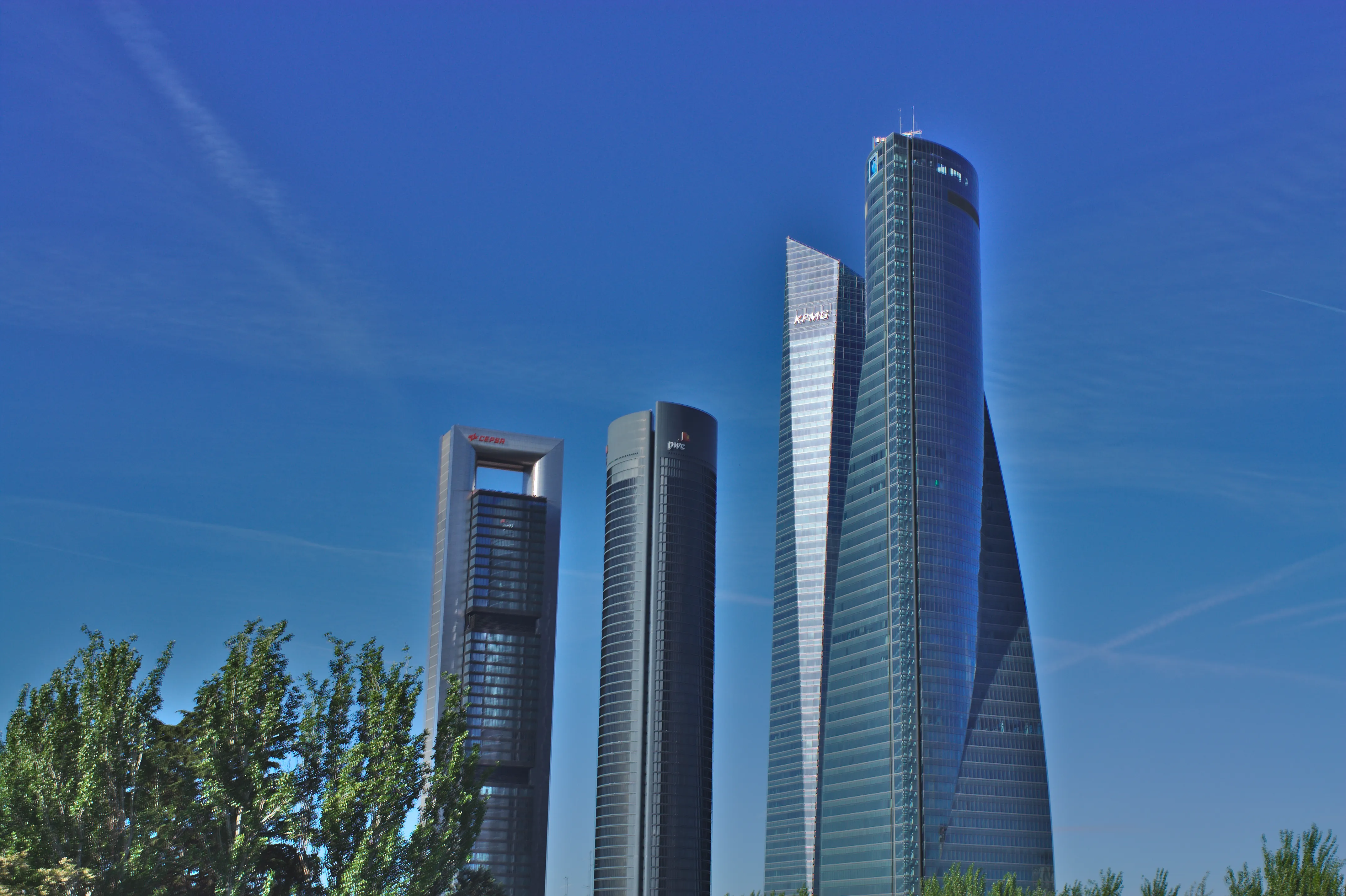 Las Cuatro Torres del Paseo de la Castellana en Madrid contra cielo azul, vistas desde el norte