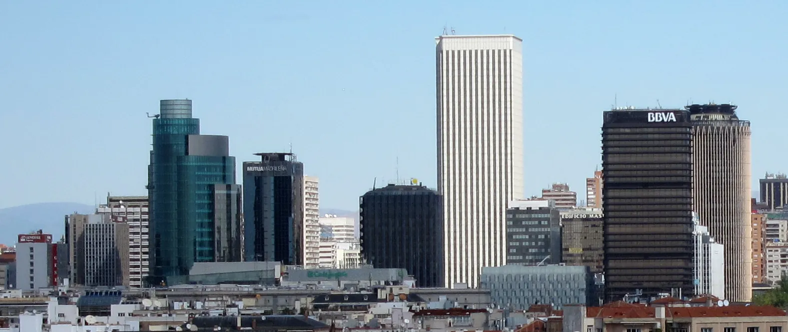 Skyline de AZCA en Madrid: Torre Picasso, edificio BBVA y torres de oficinas en primer término sobre el casco urbano